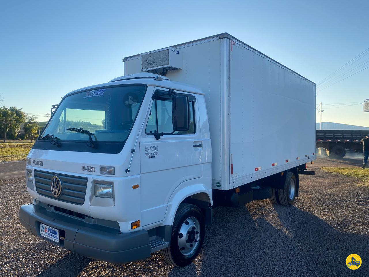 CAMINHAO VOLKSWAGEN VW 8120 Baú Térmico 3/4 4x2 Perin Veículos SARANDI RIO GRANDE DO SUL RS